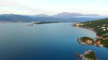 Tivat, yarımadanın Lustica görünümden. Kotor Körfezi, Monten