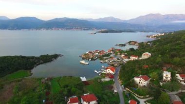 Tivat, yarımadanın Lustica görünümden. Kotor Körfezi, Monten