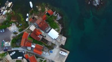 Balıkçı köyü Lushtitsa, yarımadasının sahilde içinde