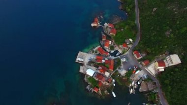 Balıkçı köyü Lushtitsa, yarımadasının sahilde içinde