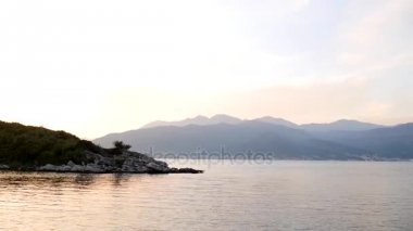 Karadağ'daki deniz buzlu. Kayalık sahil. Vahşi plaj. Dangero