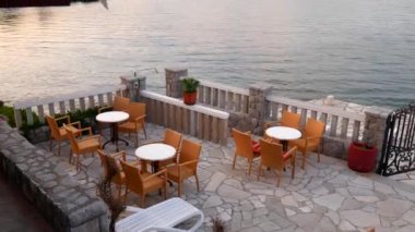 Cafe deniz kenarında. Sahilde Restoran tablosunda. Pzt