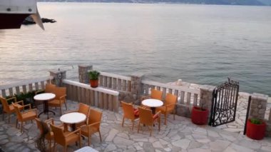 Cafe deniz kenarında. Sahilde Restoran tablosunda. Pzt