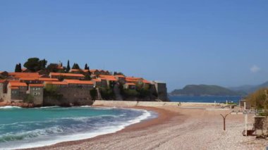 Ada, Sveti Stefan, öğleden sonra adanın yakın çekim.