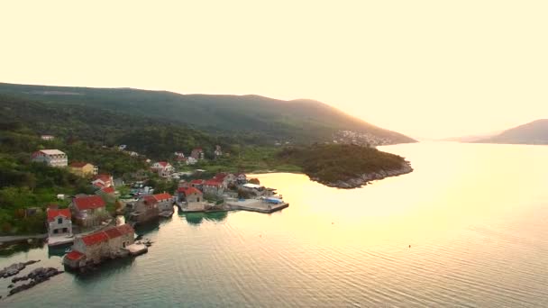 Aldeia piscatória na costa da península Lushtitsa, no — Vídeo de Stock