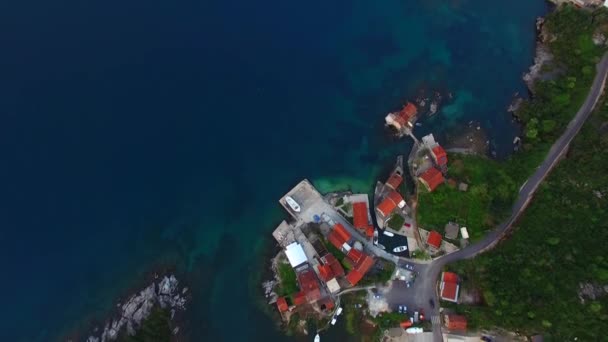 Dorp aan de oever van het schiereiland Lushtitsa, vissen in de — Stockvideo