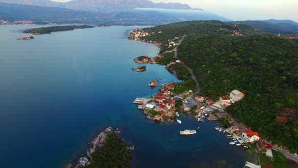 Tivat, het uitzicht vanaf het schiereiland Lustica. Baai van Kotor, Montenegro — Stockvideo
