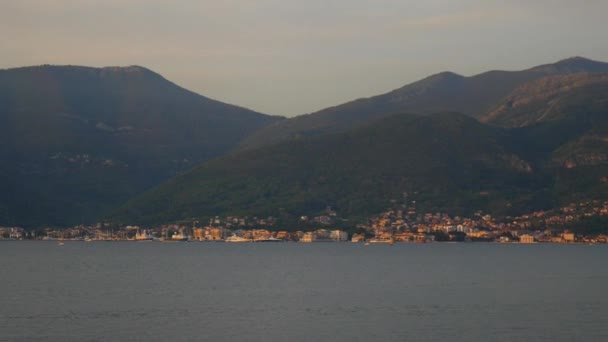 Tivat, widok z półwyspu Lustica. Zatoka Kotor, Czarnogóra — Wideo stockowe