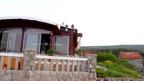 A casa com telhado de azulejos laranja. Casas na Croácia e Monteneg — Vídeo de Stock