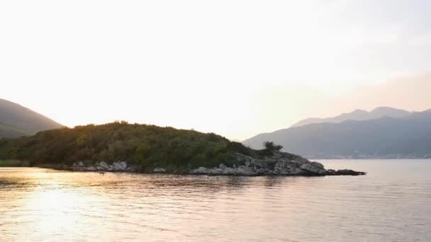 Rocce sul mare in Montenegro. Costa rocciosa. Spiaggia selvaggia. Dangero — Video Stock