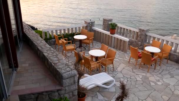 Café près de la mer. La table dans le restaurant sur la plage. Mon. — Video