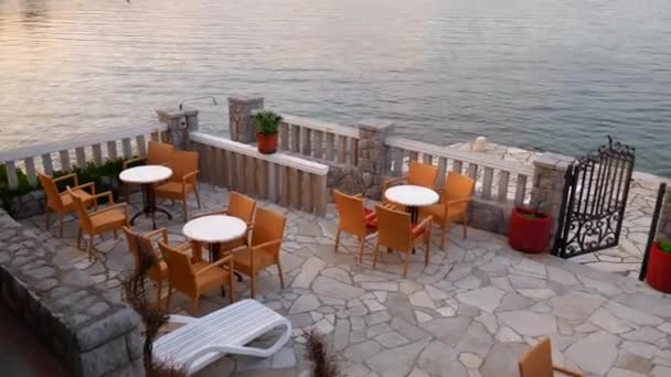 Café près de la mer. La table dans le restaurant sur la plage. Mon. — Video