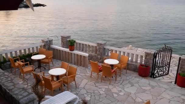 Cafe nära havet. Tabellen i restaurangen på stranden. Mån — Stockvideo