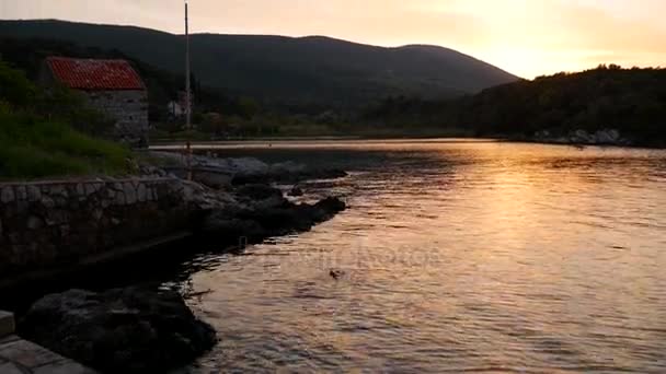 Solnedgång i fjärden av Kotor. Montenegrinska solnedgångar. Solnedgång över den — Stockvideo