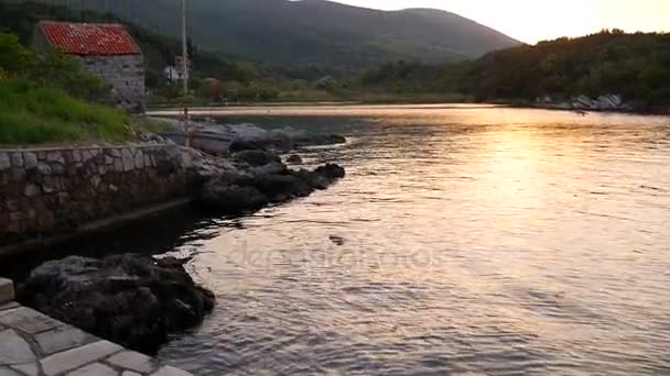 Solnedgång i fjärden av Kotor. Montenegrinska solnedgångar. Solnedgång över den — Stockvideo