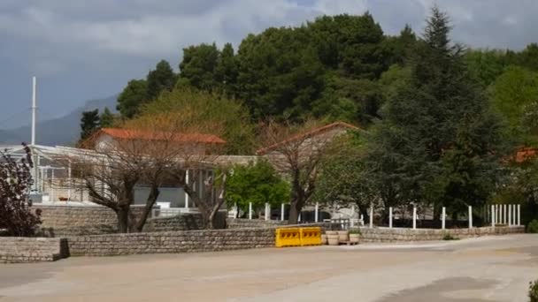 O território do parque Sveti Stefan em frente à ilha. M — Vídeo de Stock