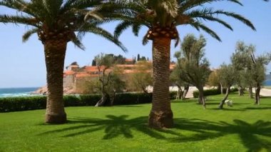 Adanın önünde park Sveti Stefan bölge. M