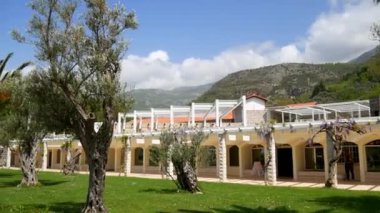 Adanın önünde park Sveti Stefan bölge. M