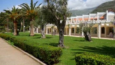 Adanın önünde park Sveti Stefan bölge. M