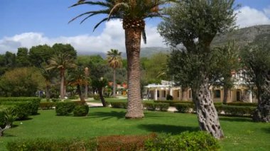 Adanın önünde park Sveti Stefan bölge. M