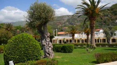Adanın önünde park Sveti Stefan bölge. M