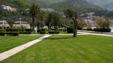 Adanın önünde park Sveti Stefan bölge. M