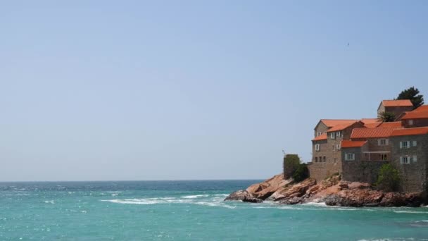 Île de Sveti Stefan, gros plan de l'île dans l'après-midi . — Video