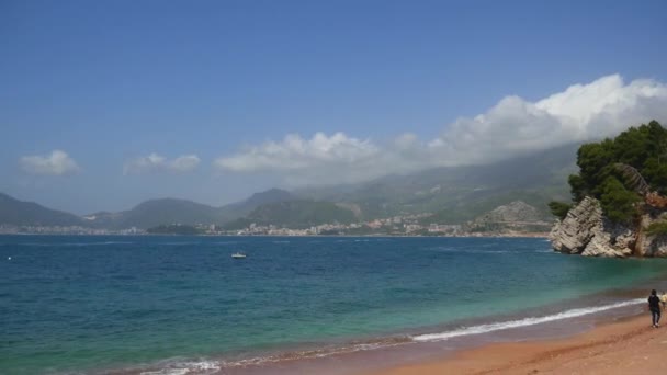 Частный пляж отеля Свети Стефан, рядом с островом. Монтен — стоковое видео