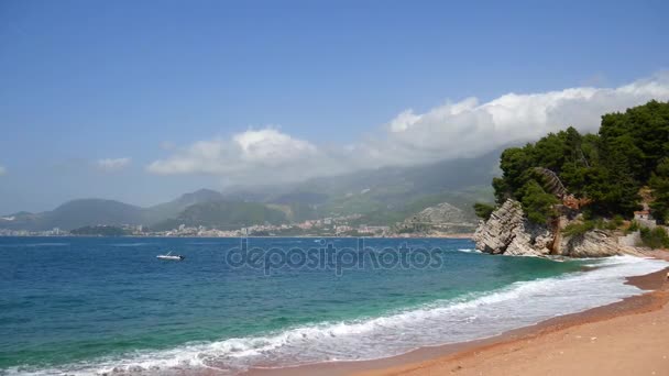 Playa privada del hotel Sveti Stefan, cerca de la isla. Monten. — Vídeos de Stock