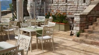Sokakta kafeterya tablolarda. Sokak Cafe. Monten restoranlarda