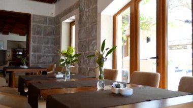 Restoranda masaya çiçek. Tablo ayarı