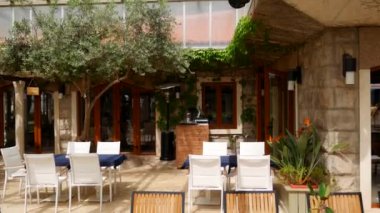 Sokakta kafeterya tablolarda. Sokak Cafe. Monten restoranlarda