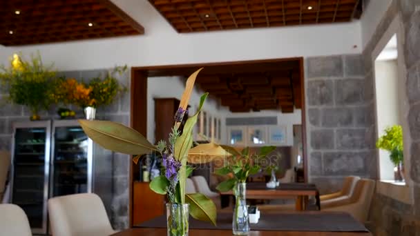 Bloemen op de tafel in het restaurant. De instelling van de tabel — Stockvideo