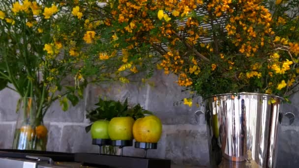 Fleurs dans les vases sur le réfrigérateur dans le restaurant et un — Video