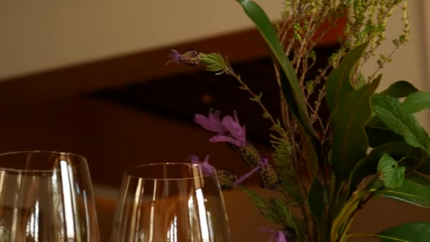Blumen auf dem Tisch im Restaurant. Tischdekoration — Stockvideo