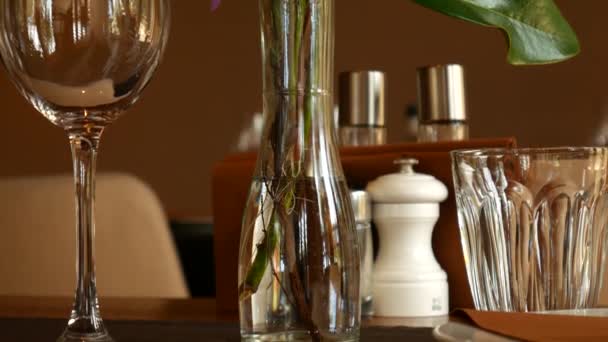 Des fleurs sur la table du restaurant. Mise en table — Video