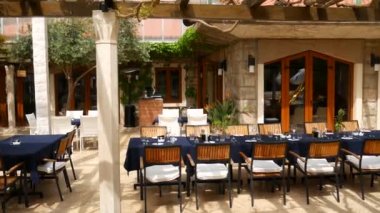 Sokakta kafeterya tablolarda. Sokak Cafe. Monten restoranlarda