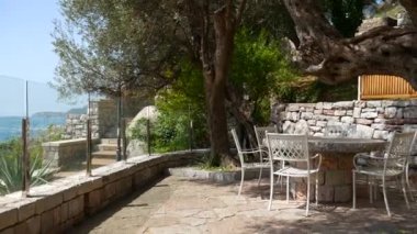 Cafe deniz kenarında. Sahilde Restoran tablosunda. Pzt