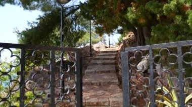 Dövme metal ürünler. Güneşlik kapılar, kapı için