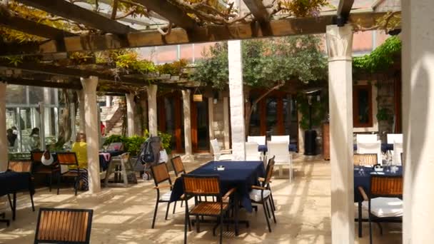 Mesas en la cafetería de la calle. Café Street. Restaurantes en Monten — Vídeo de stock