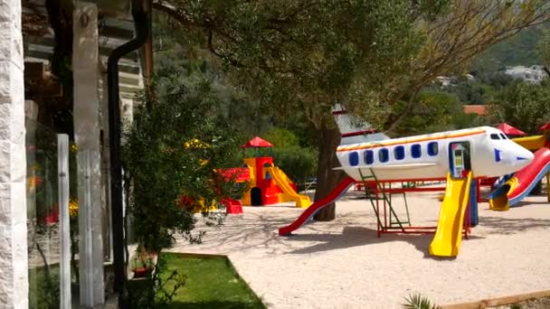 Parque infantil con toboganes y columpios. Diapositiva de los niños i — Vídeo de stock