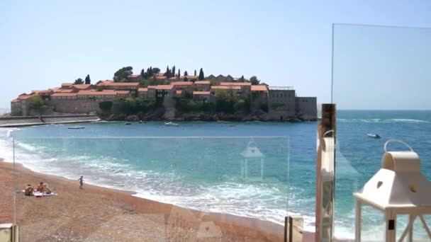 Linterna blanca en la playa costera de Montenegro — Vídeos de Stock