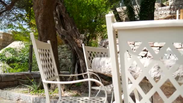 Tables dans un café dans la rue. Street Cafe. Restaurants à Monten 