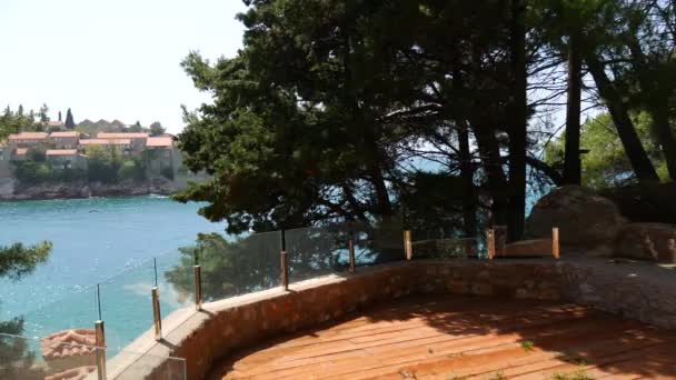 Insel sveti stefan, Nahaufnahme der Insel am Nachmittag. — Stockvideo