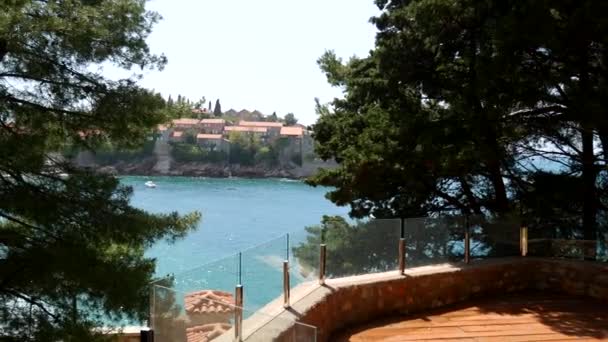 Ostrov Sveti Stefan, detail ostrova v odpoledních hodinách. — Stock video