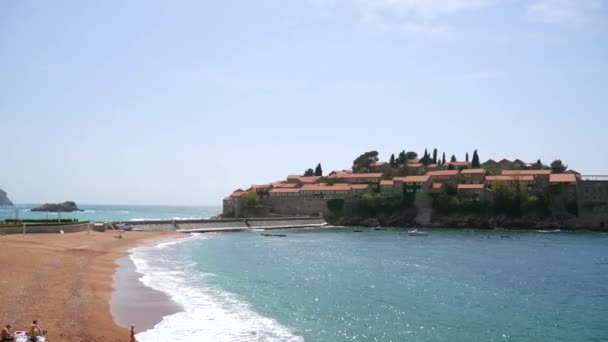 Ostrov Sveti Stefan, detail ostrova v odpoledních hodinách. — Stock video