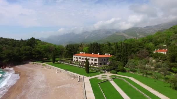 Le parc Milocer, Villa, plage Queen. Près de l'île de Sveti Stefan — Video