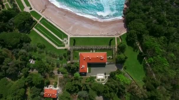 I parken Milocer, Villa, beach drottning. Nära ön Sveti Stefan — Stockvideo