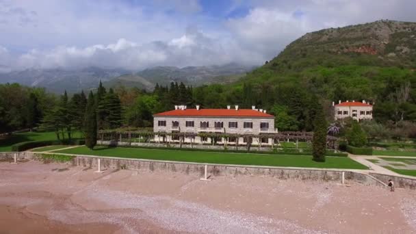 A park Miločer, Villa, tengerpart Queen. Közelében a sziget Sveti Stefan — Stock videók