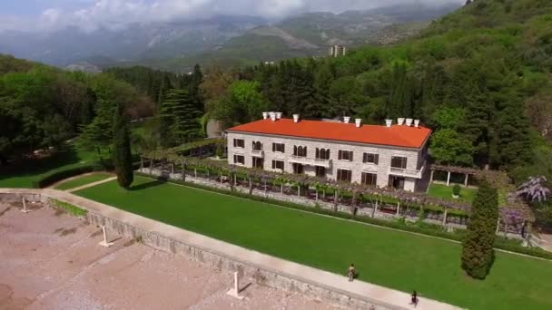 Het park Milocer, Villa, strand koningin. In de buurt van het eiland Sveti Stefan — Stockvideo